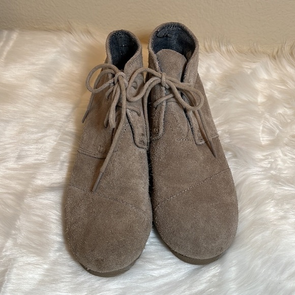 TOMS Tan Wedge Lace Youth Shoe - Picture 2 of 14